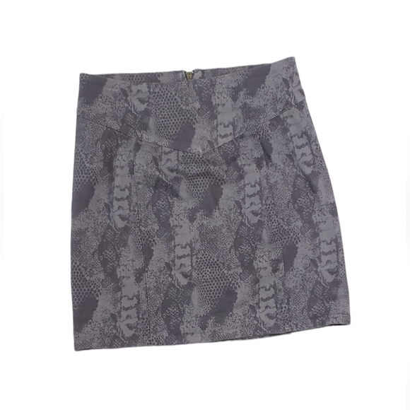 ⚪2/$20 BDG Urban Outfitters Gray Python Print Denim Mini Skirt - Picture 7 of 10